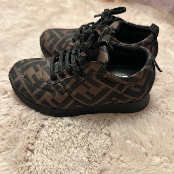 Fendi toddler sneakers - Picture 2 of 4